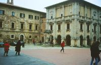 29 Montepulciano_Piazza Grande mit Brunnen der Greifvoegel und Loewen